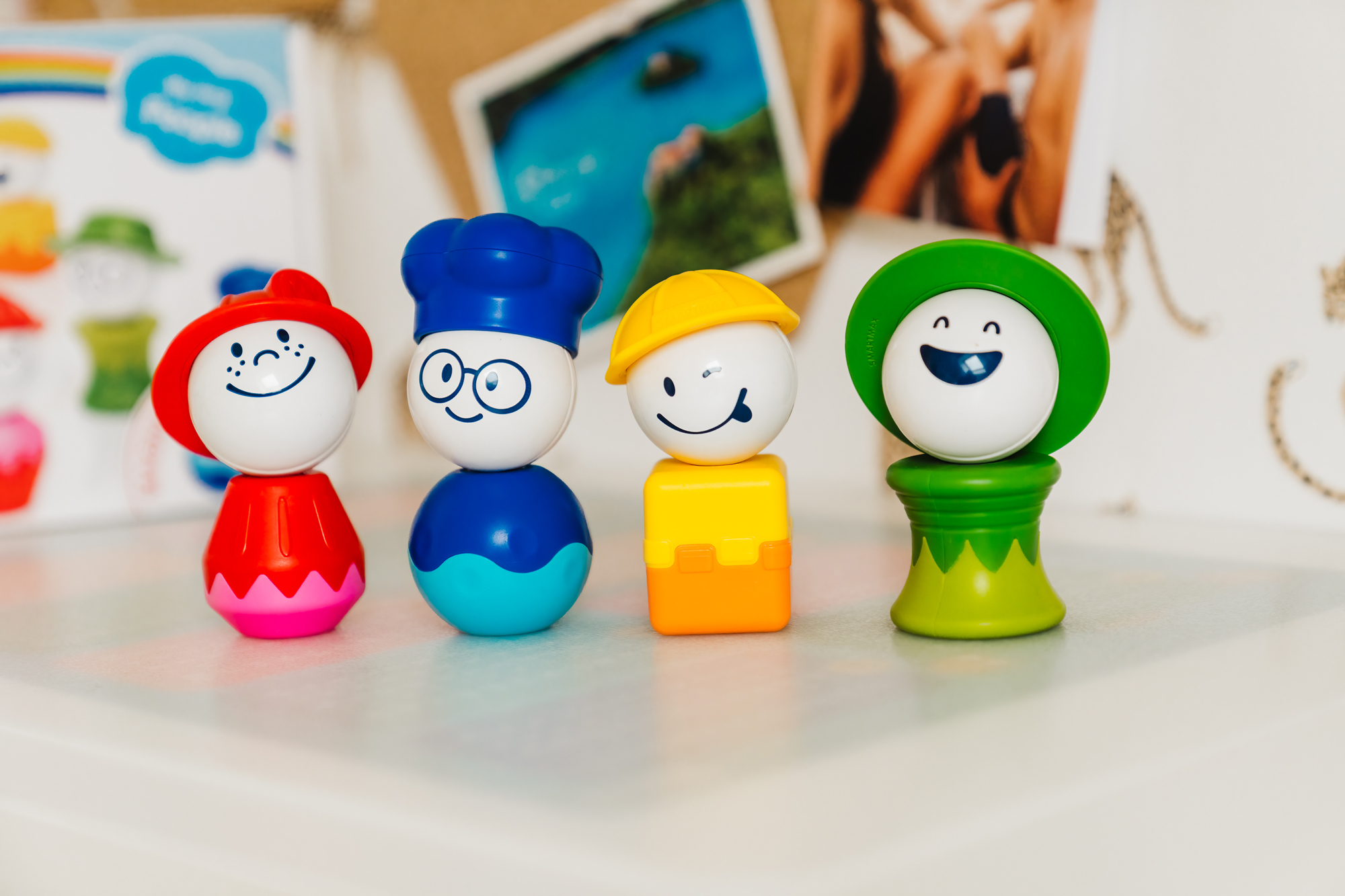 Quattro personaggi giocattolo con cappelli e facce diverse. Lo sfondo è sfocato.