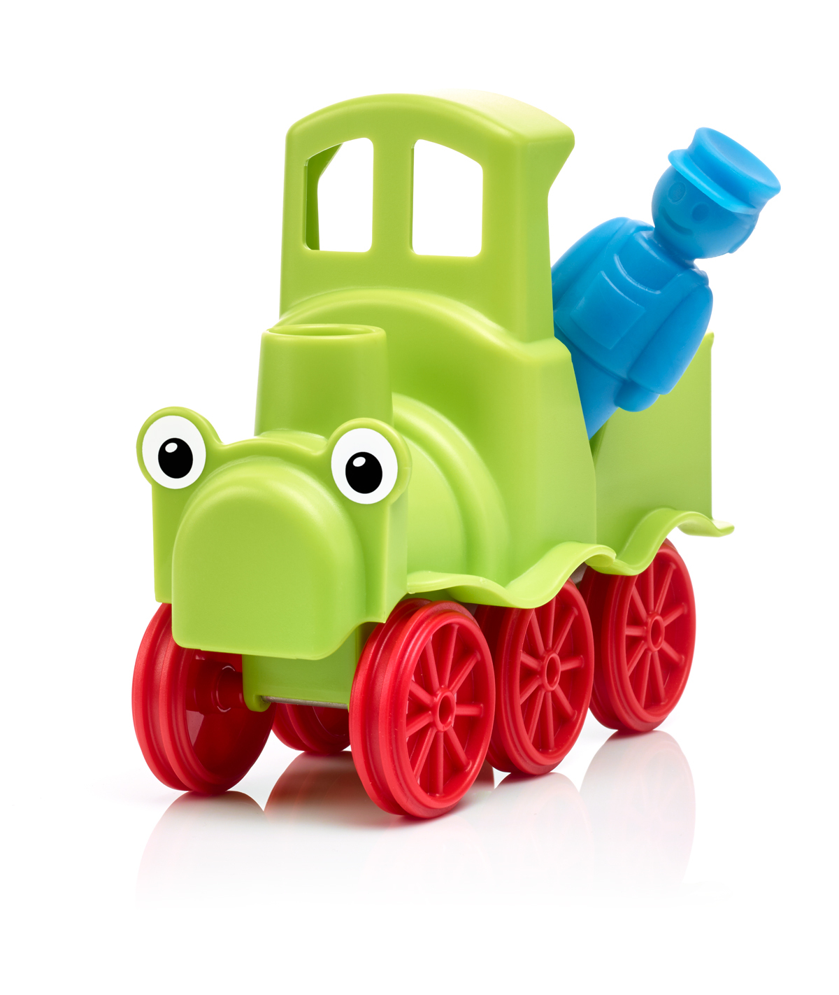 Zielony pociąg zabawka z czerwonymi kołami i niebieskim maszynistą. Jest na białej powierzchni i ma uśmiechniętą twarz.