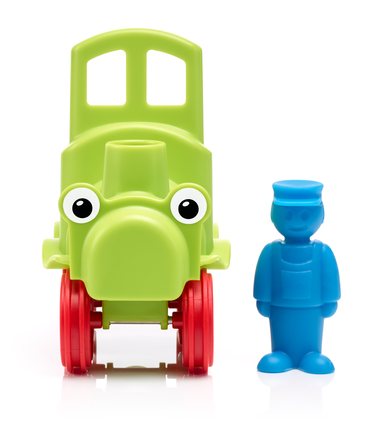 Zielona zabawka pociąg z czerwonymi kołami i niebieski zabawka konduktor na białym tle.