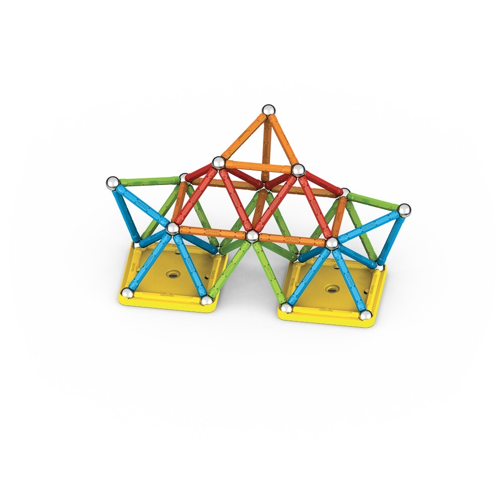 Struttura geometrica realizzata con aste colorate e connettori argentati su basi gialle.