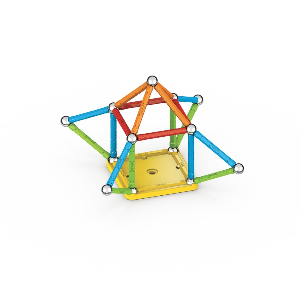 Ein buntes Konstrukt aus magnetischen Bausteinen auf einer weißen Oberfläche.