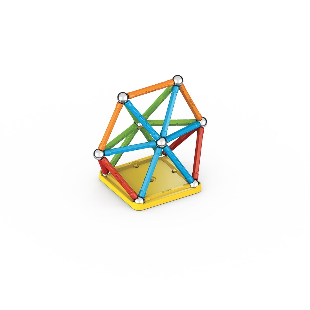 Farbenfrohes magnetisches Konstruktionsspielzeug, hausartige Struktur, weißer Hintergrund.
