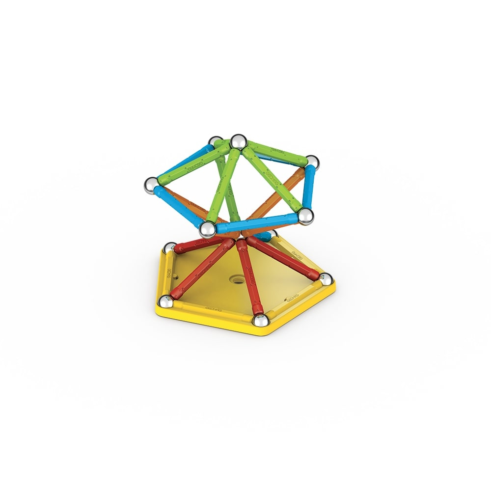 Ein geometrisches Spielzeug mit farbigen Stäben und Verbindungskugeln. Weißer Hintergrund.