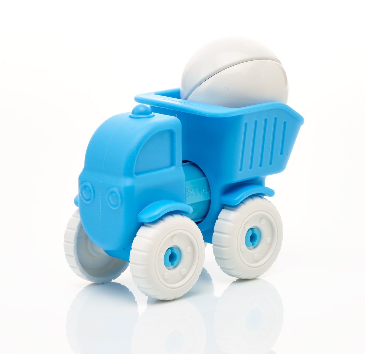 Niebieska zabawka ciężarówka z białą piłką z tyłu.