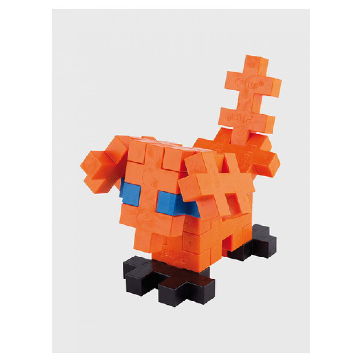 Pomarańczowo-niebieska figurka Lego, zbudowana. Czarne stopy, kwadratowy kształt. Białe tło.