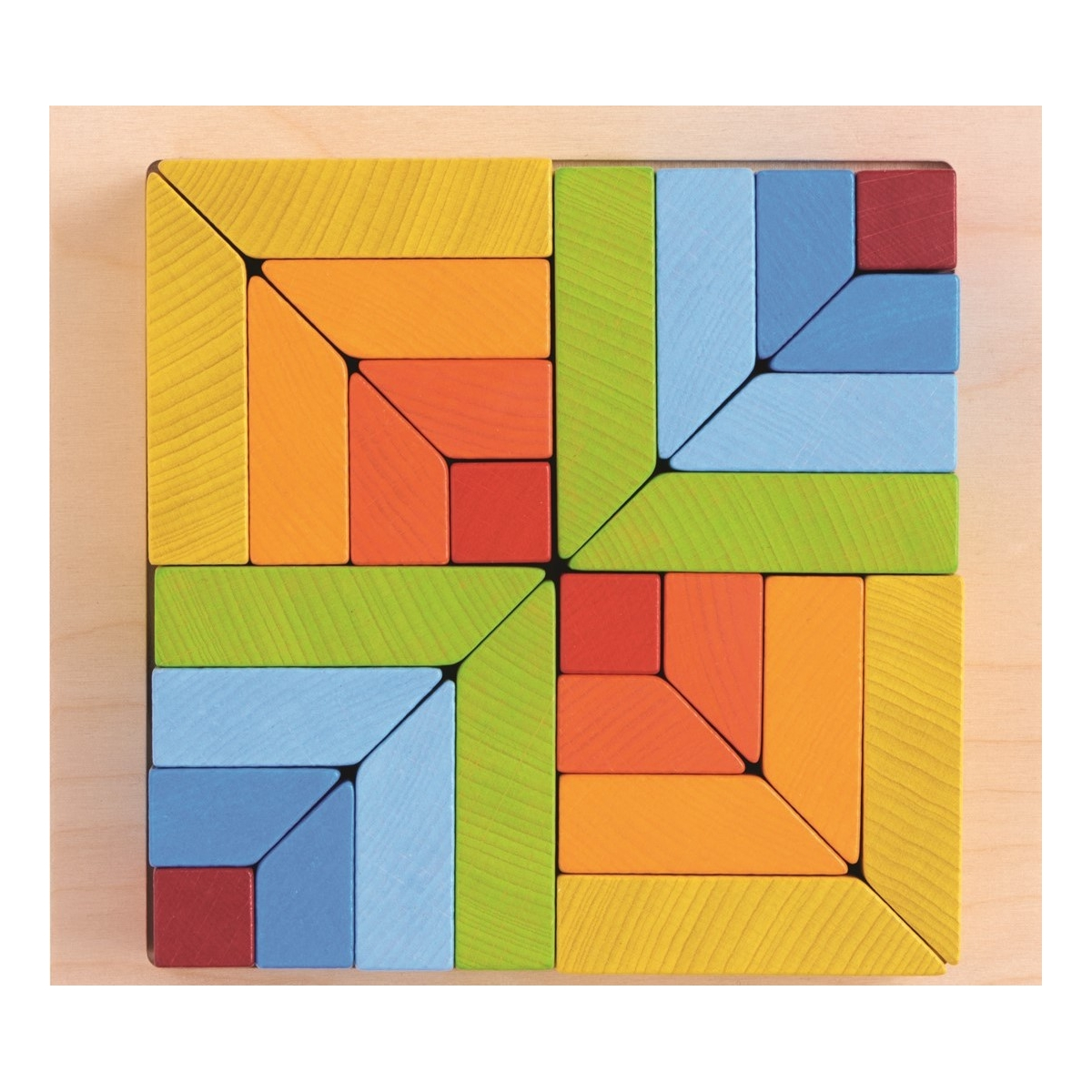 Drewniana układanka z kolorowymi elementami. Elementy układanki ułożone w kwadrat. Białe tło.