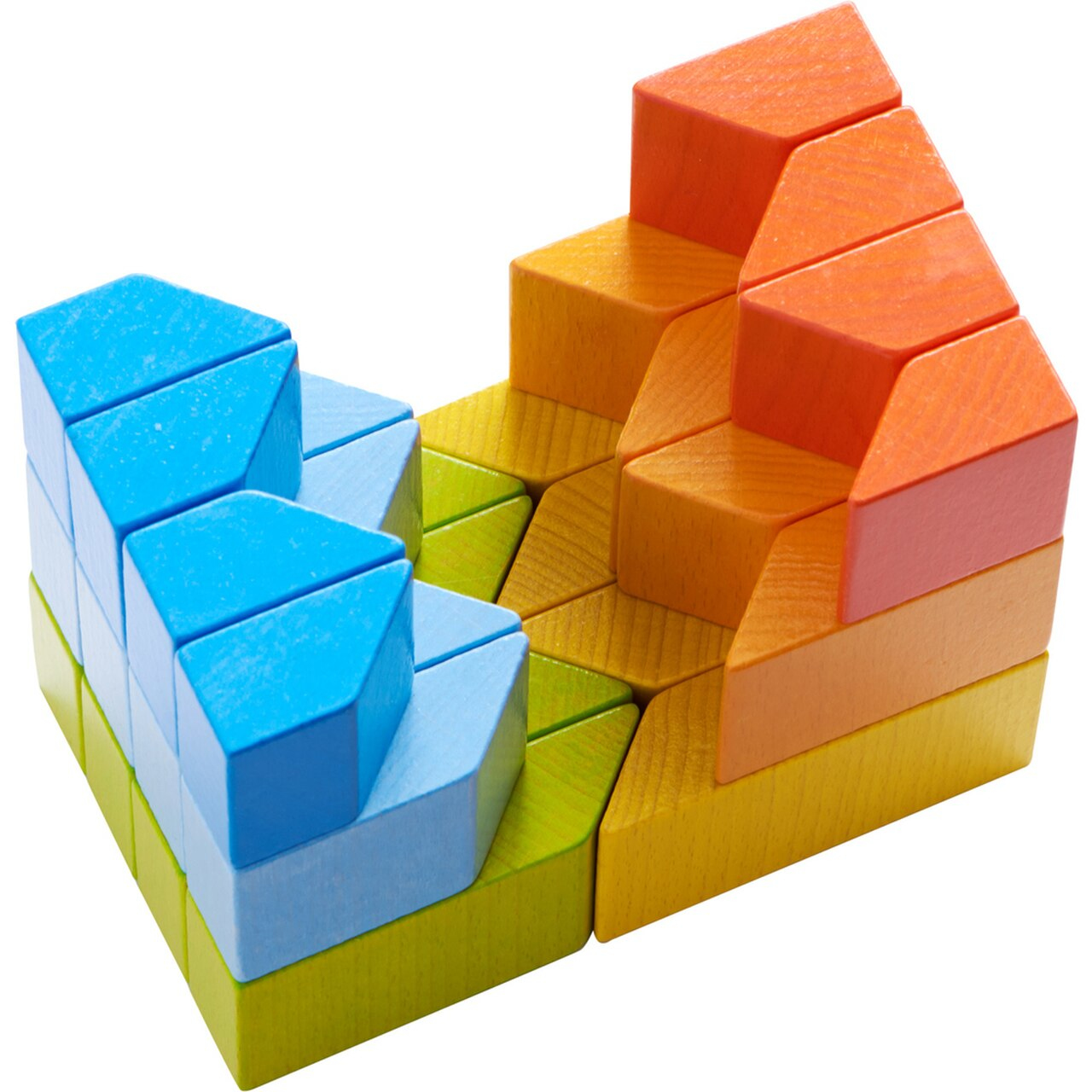 Geometryczne drewniane klocki, niebieskie, zielone, żółte i pomarańczowe, tworzące strukturę schodkową.