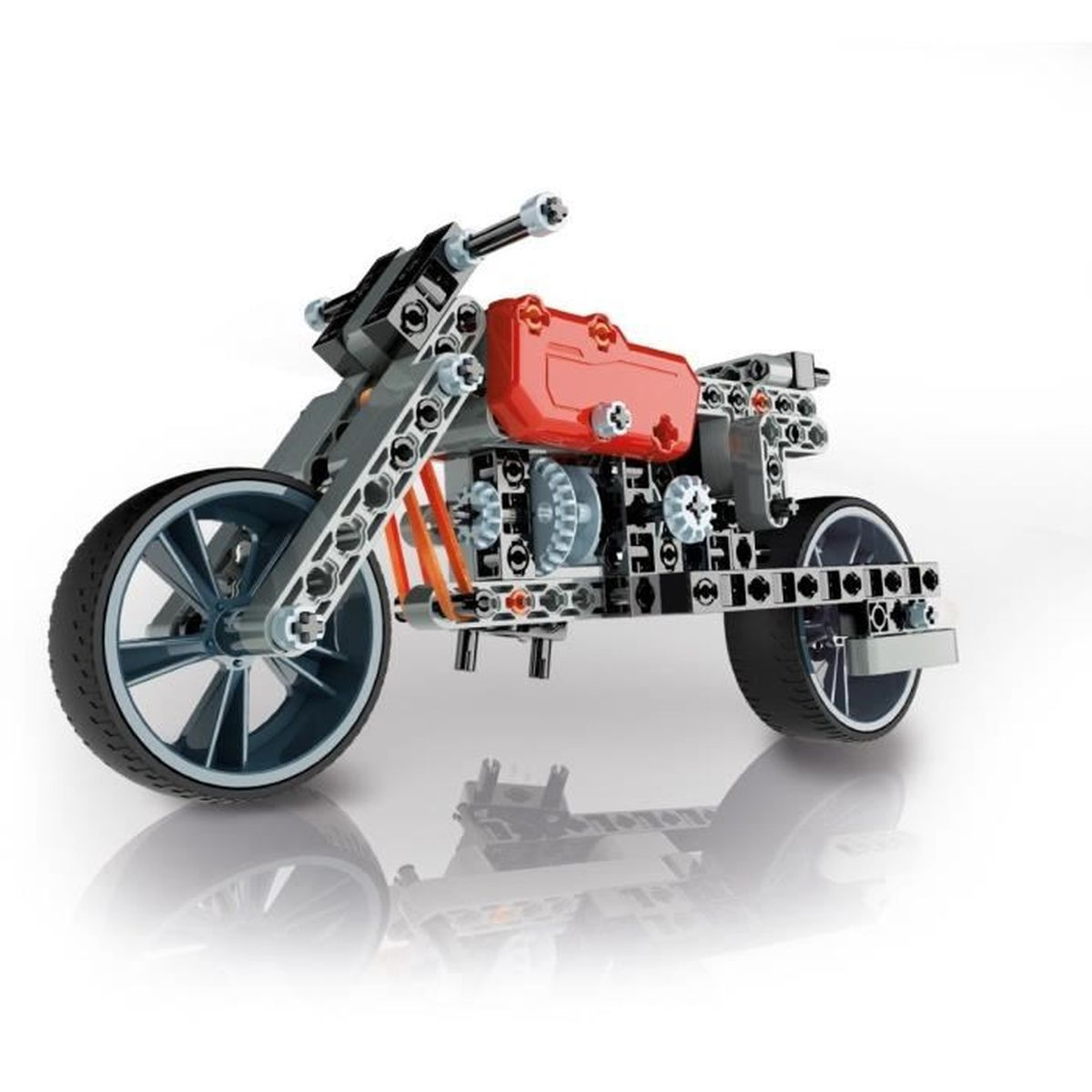 Zestaw modelu motocykla. Szara rama, czerwony silnik, czarne koła. Białe tło, odbicie.