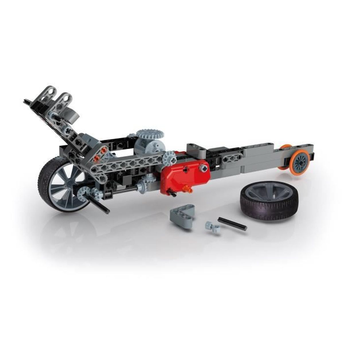 Szary i czerwony model zabawkowego samochodu z kołami i odłączonym kołem. Białe tło.