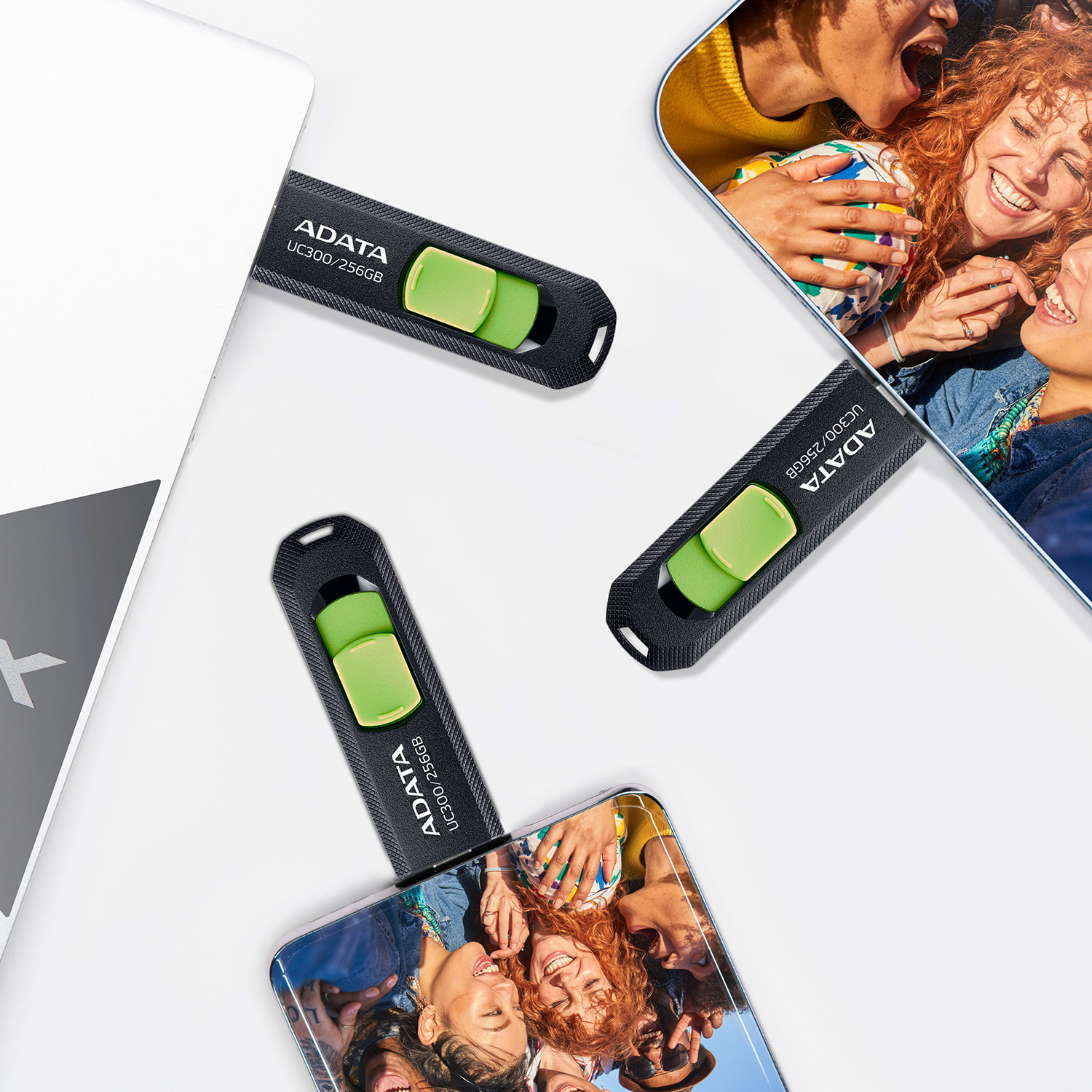 Clés USB insérées dans des téléphones et un ordinateur portable, images de personnes souriantes.