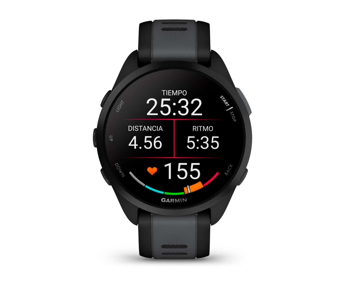 Smartwatch Garmin z czasem, dystansem, tempem i tętnem na białym tle.