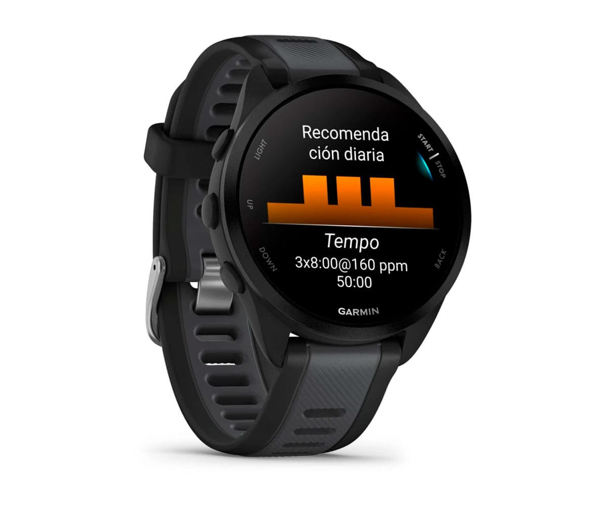 Smartwatch Garmin z czarnym paskiem, wyświetlający dane aktywności na ekranie.