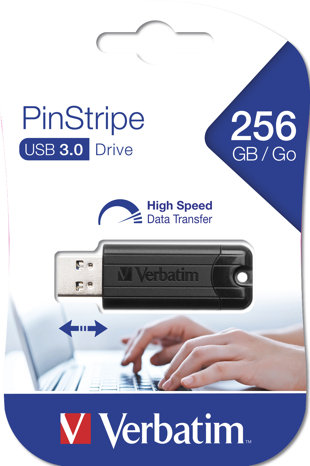 Pendrive Verbatim PinStripe USB 3.0 w opakowaniu. Ręce używają laptopa. Pendrive jest czarny.