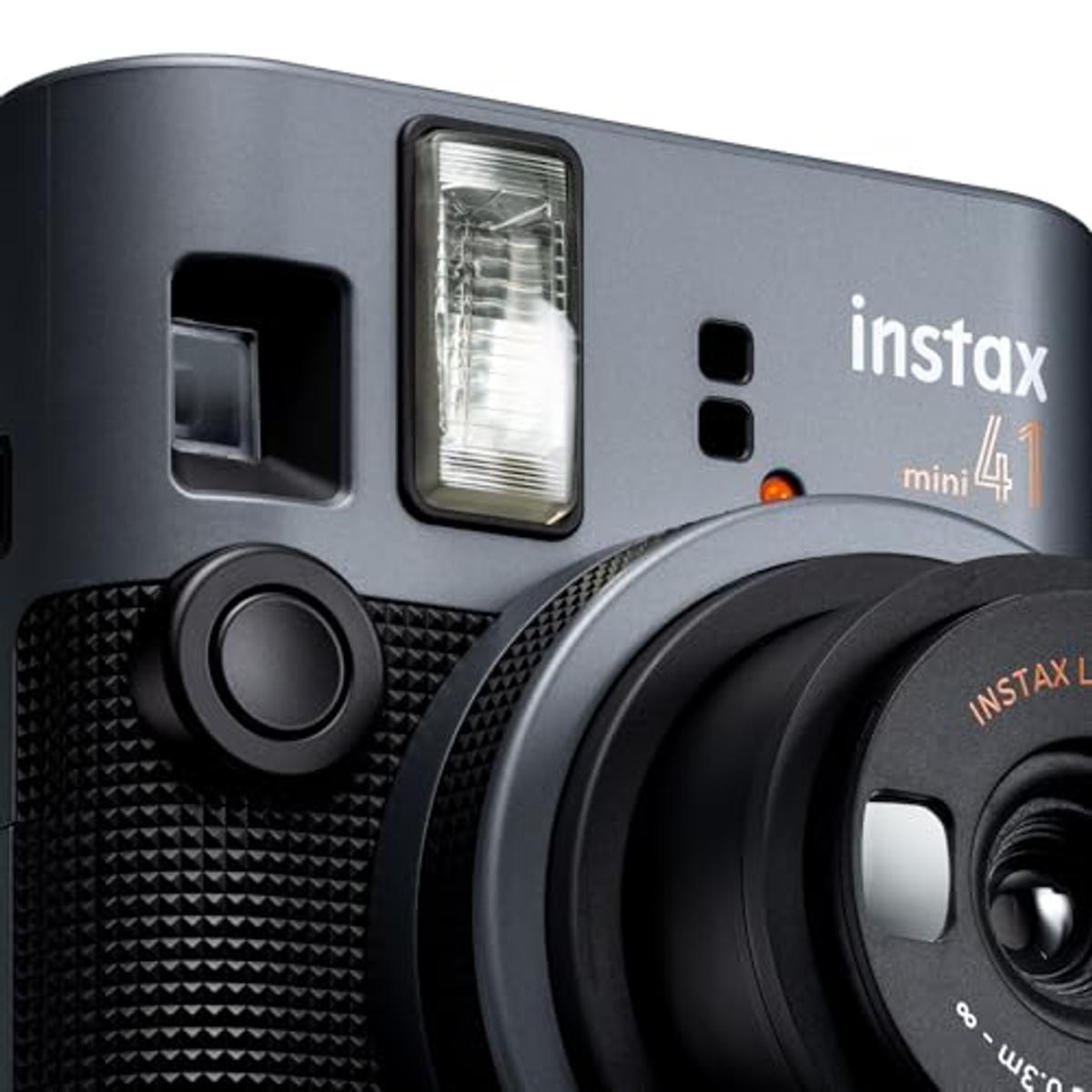 Instax Mini 41 Kamera. Sie ist grau mit einem schwarzen Objektiv und einem Blitz oben.