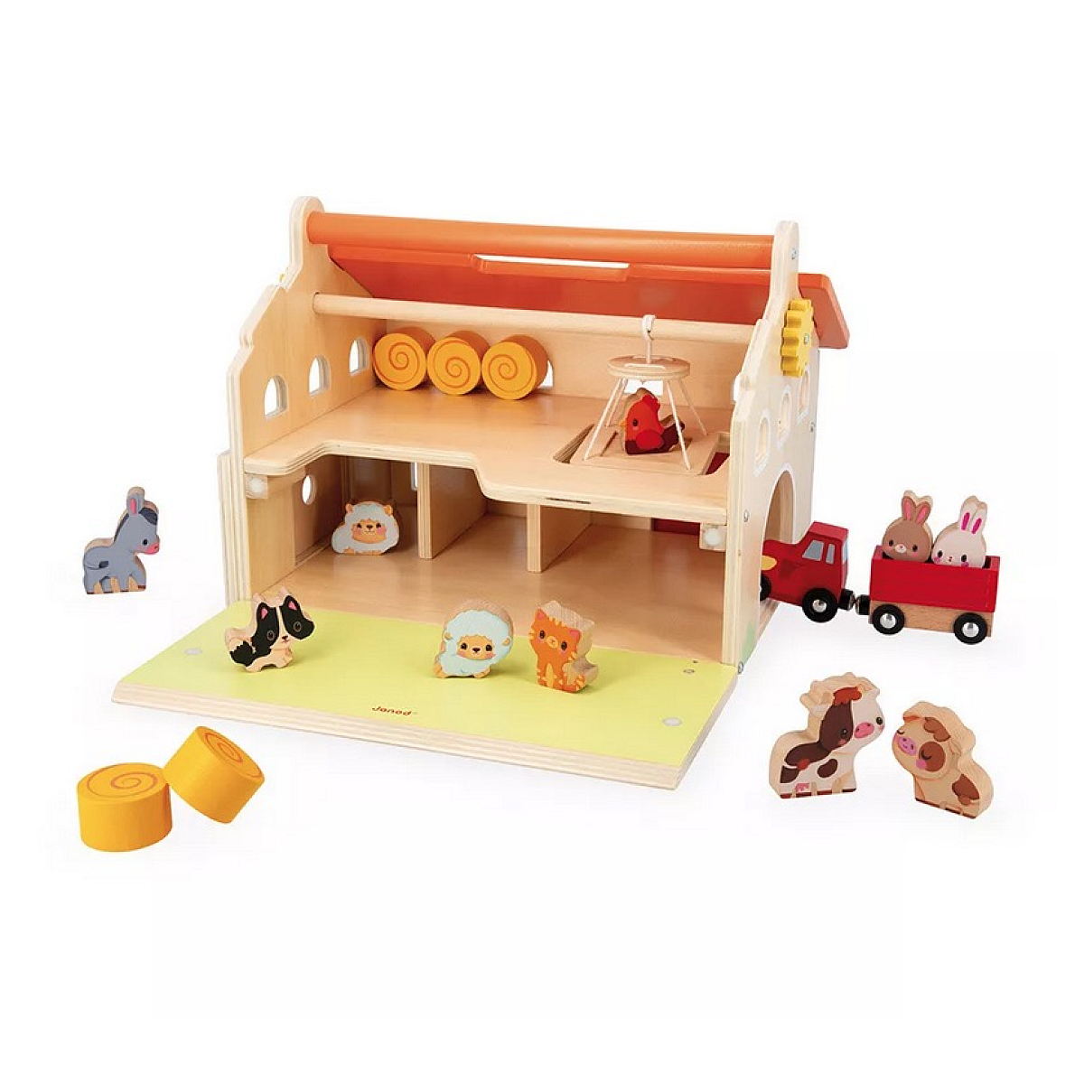 Drewniana zabawka farma ze zwierzętami, belami siana i czerwoną ciężarówką, białe tło.