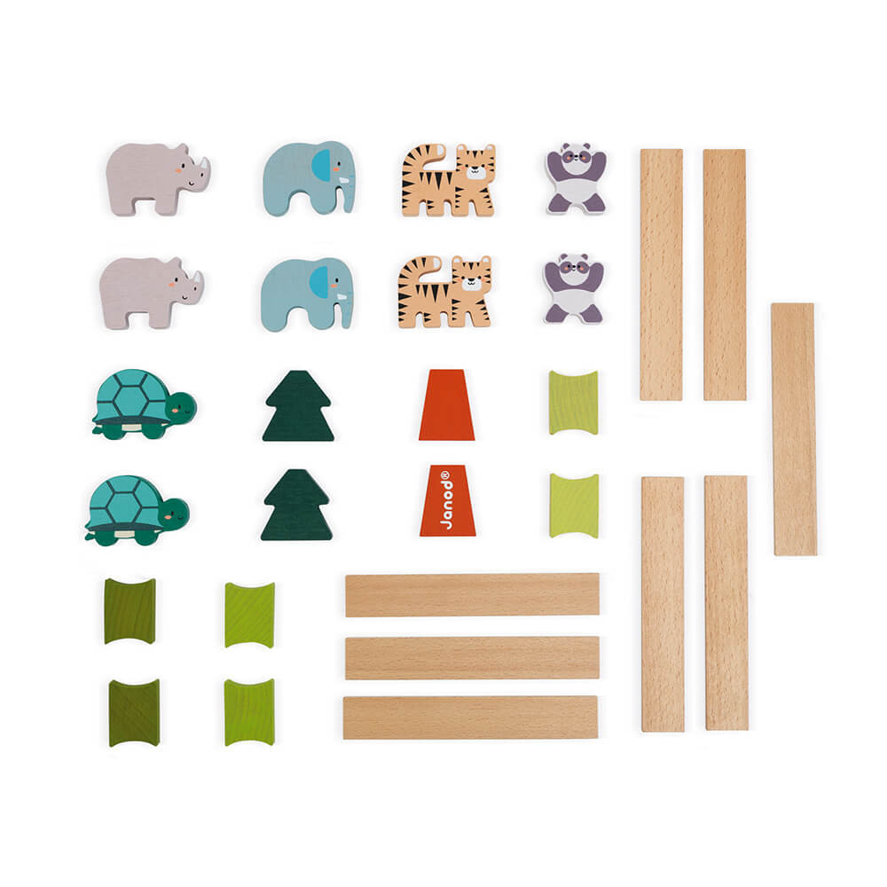 Jeu de jouets en bois avec formes d'animaux, arbres et blocs. Fond blanc.
