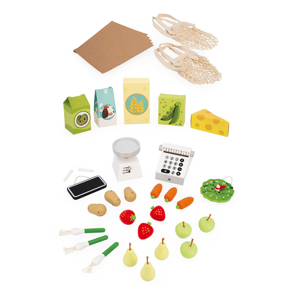 Spielzeug-Lebensmittel aus Holz, darunter Gemüse, Taschen und eine Waage, auf Weiß.