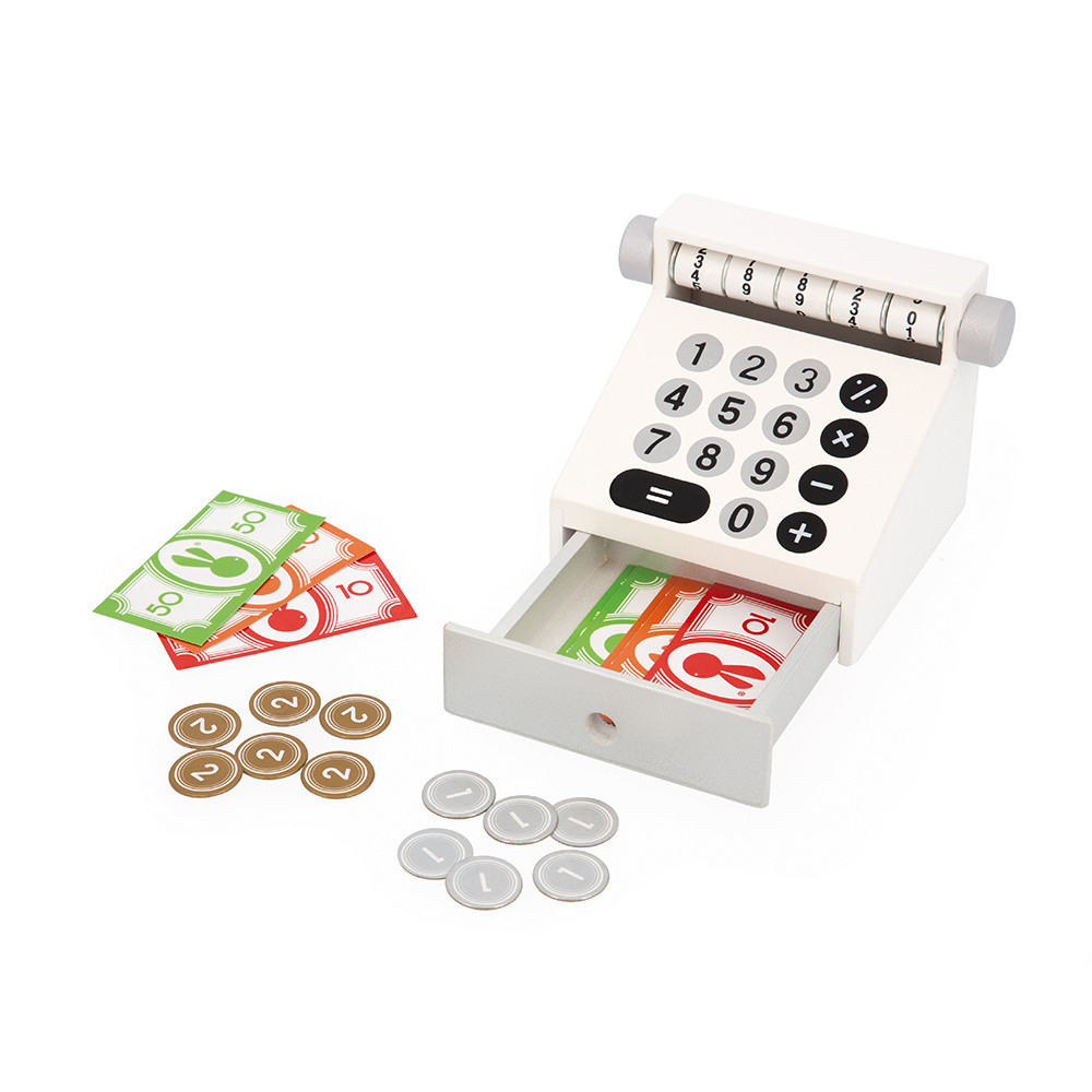 Eine weiße Spielzeugkasse mit Geld und Münzen.
