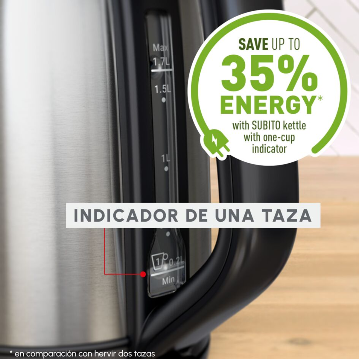 Bollitore con indicatore del livello dell'acqua. Ha un'etichetta verde per il risparmio energetico.