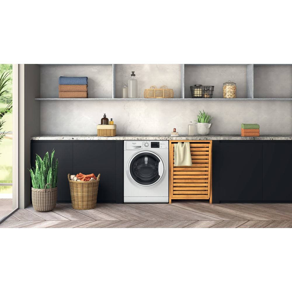 Lavanderia moderna con lavatrice bianca e accessori in legno.