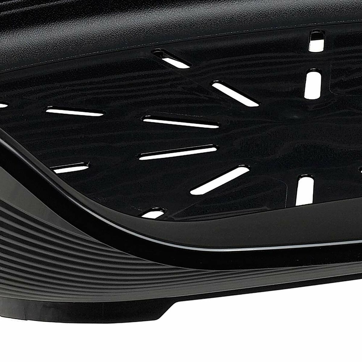 Poggiapiedi in plastica nera con fessure di ventilazione sulla superficie. La base ha un design curvo.