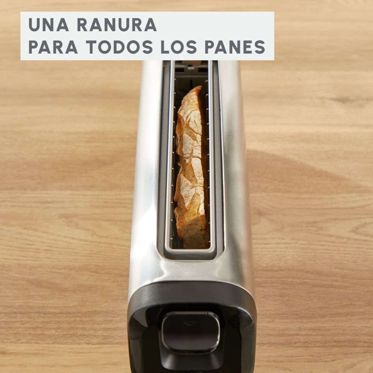 Un tostapane con pane dentro. Il legno è sotto.