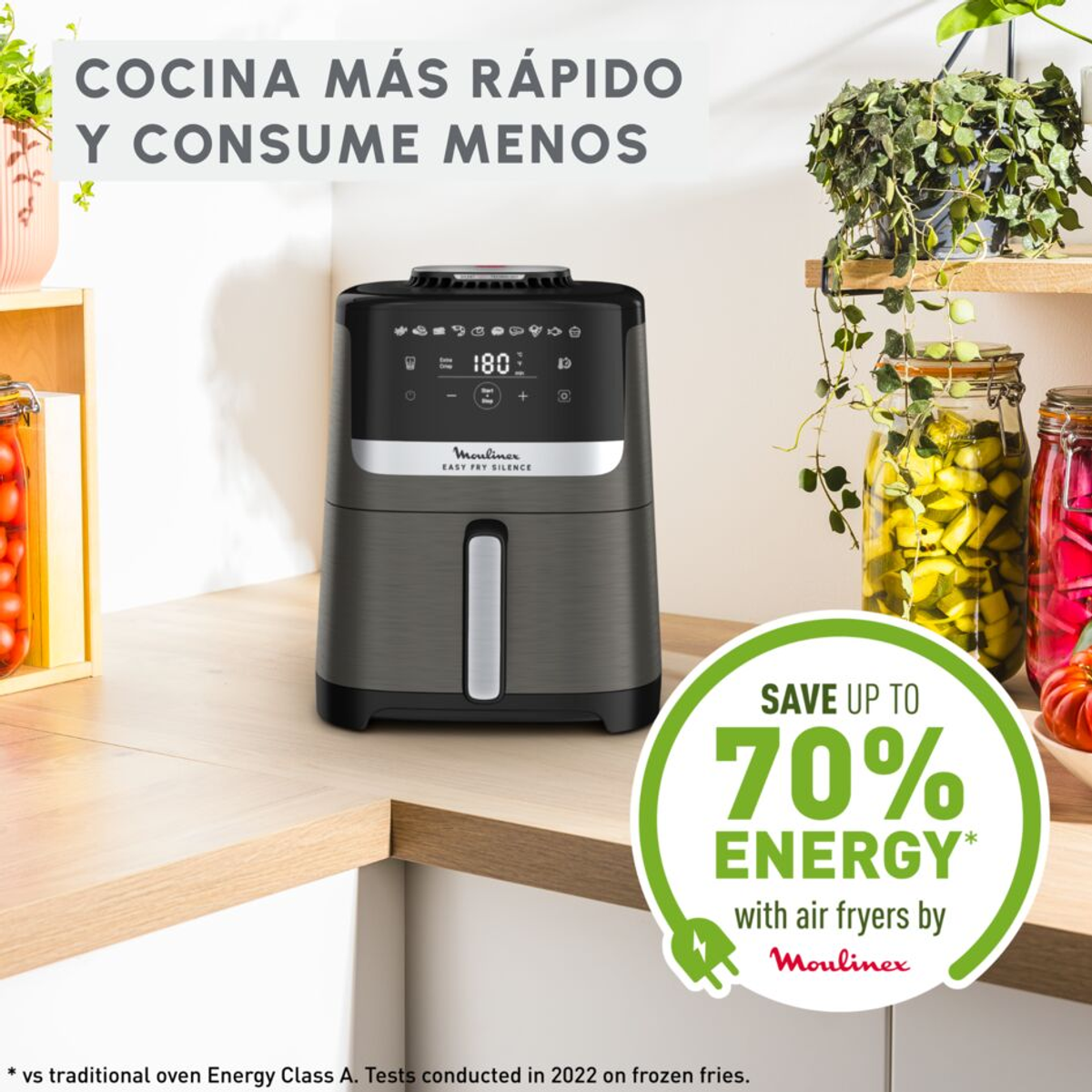 Freidora de aire negra con pantalla digital y etiqueta verde de ahorro de energía.