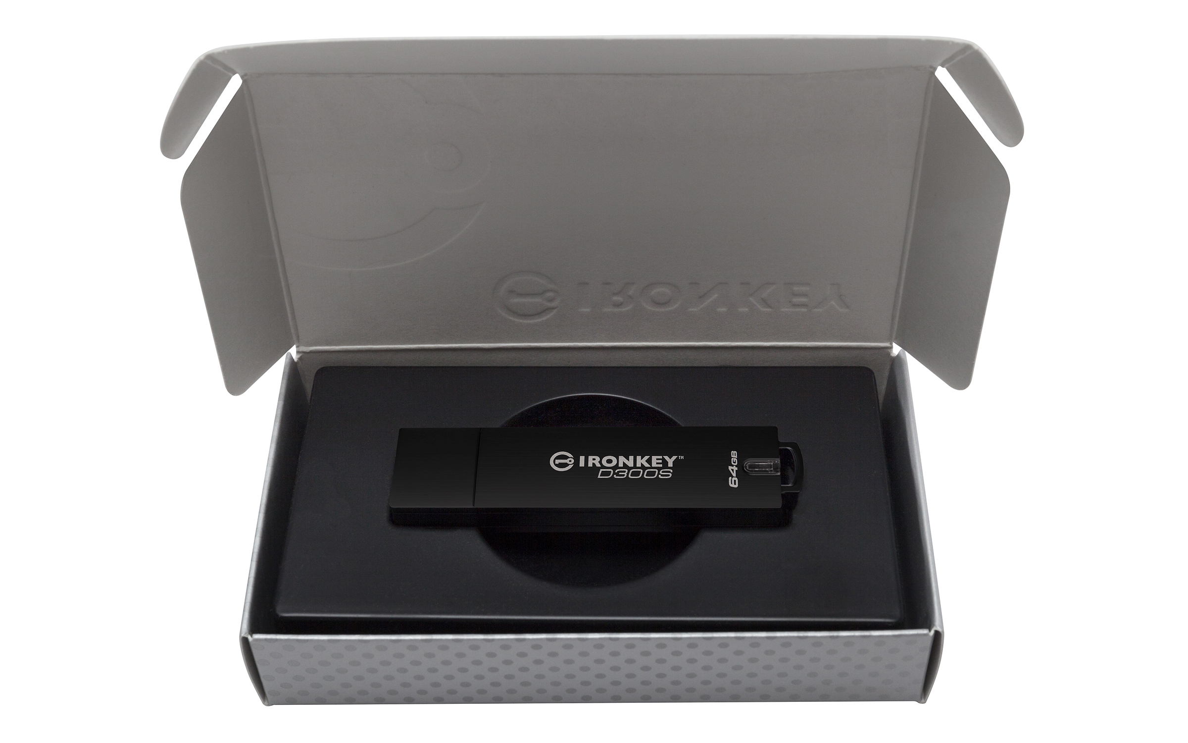 Chiavetta USB IronKey nera nella sua scatola aperta. La chiavetta ha stampato 'IRONKEY' e 'D300S'.