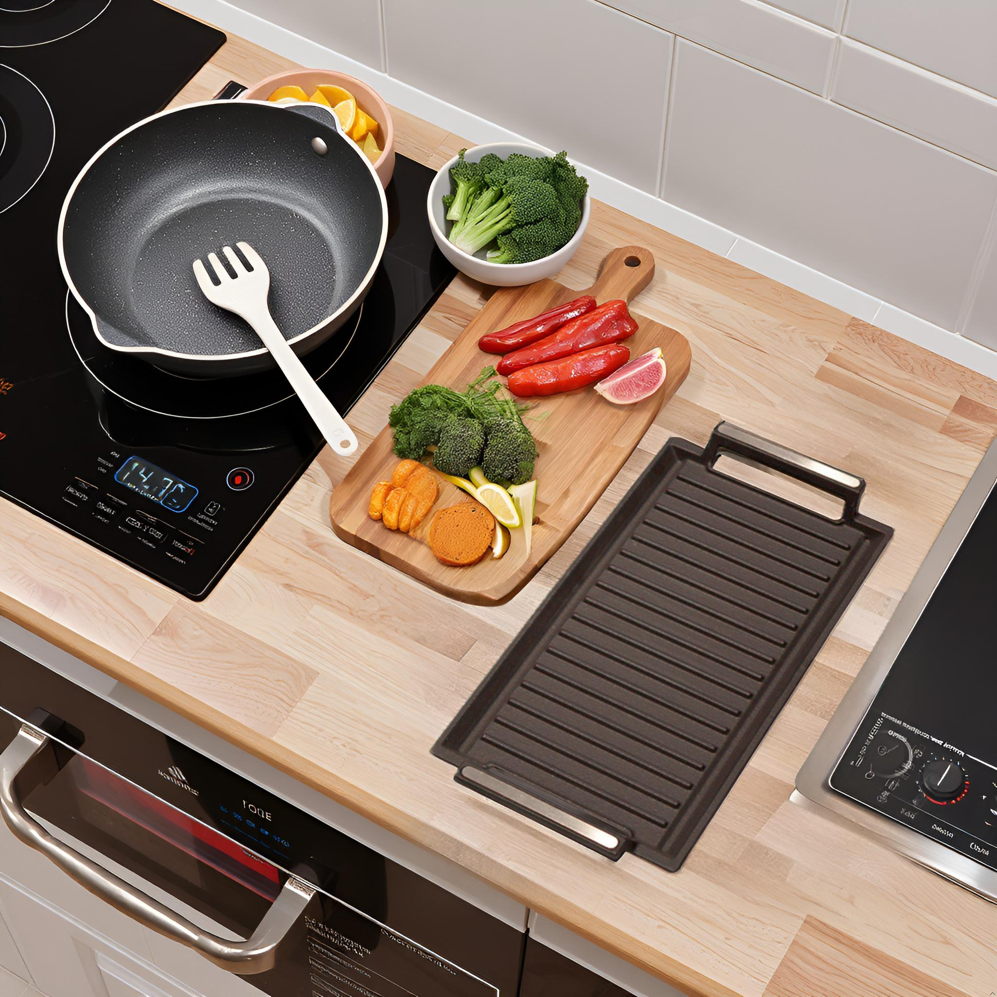Encimera de cocina con utensilios de cocina. Sartén, tabla de cortar con verduras y plancha.