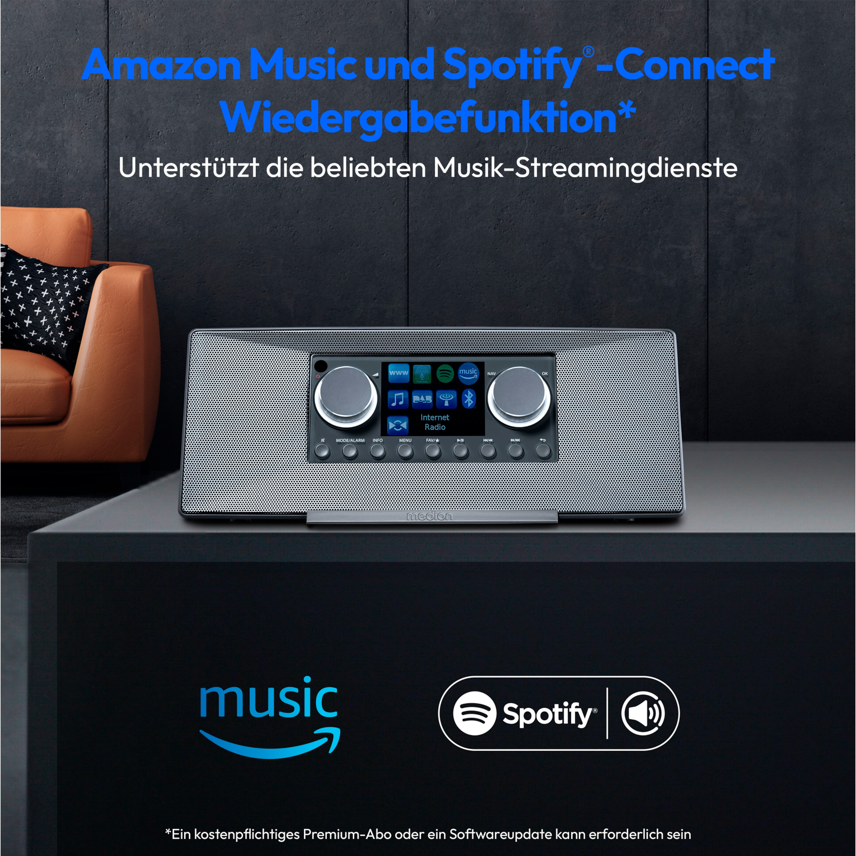 Radio cyfrowe z logo Amazon Music i Spotify na stole obok sofy.