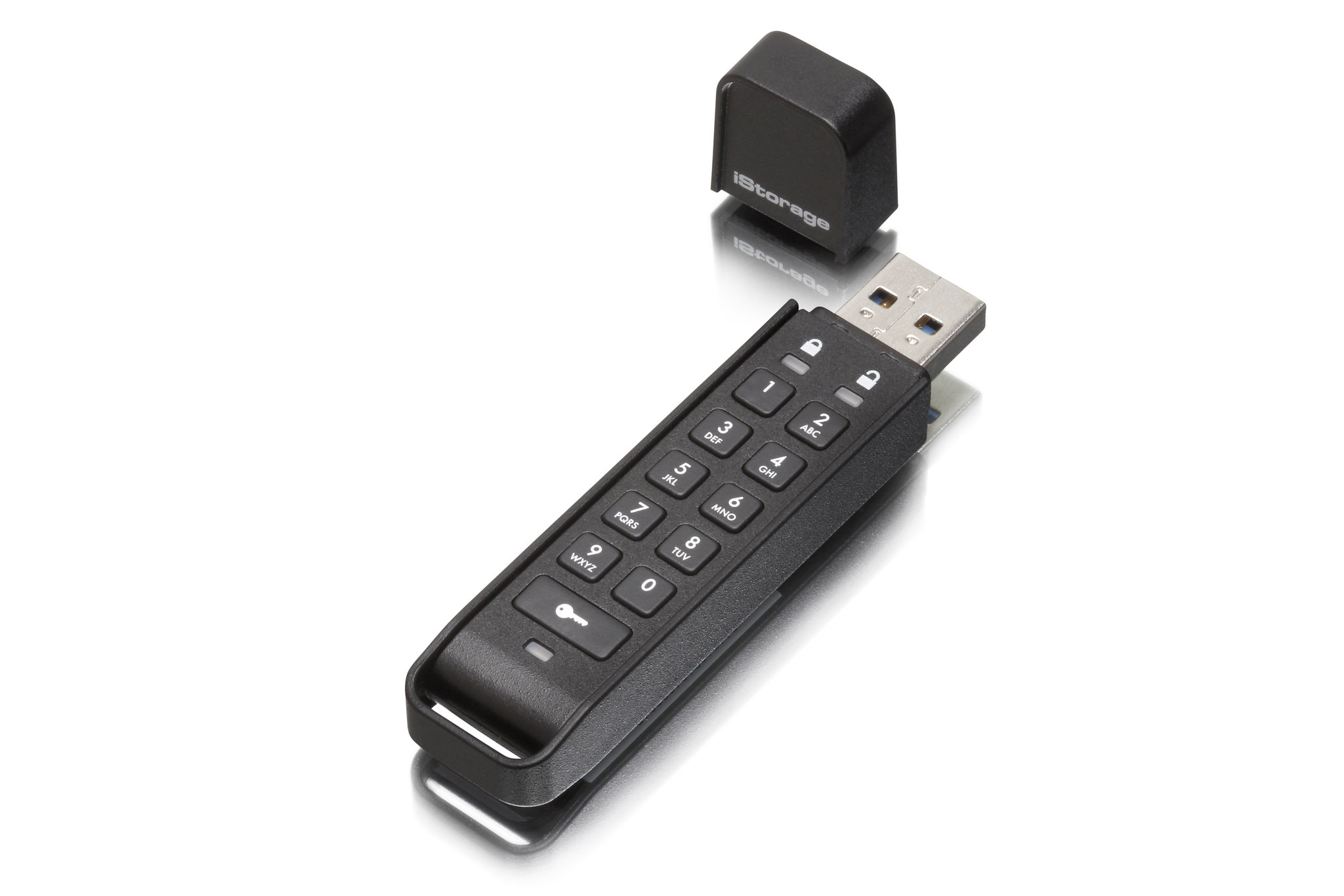 Schwarzer iStorage datAshur PRO USB-Stick mit Tastatur. Die Kappe ist offen.