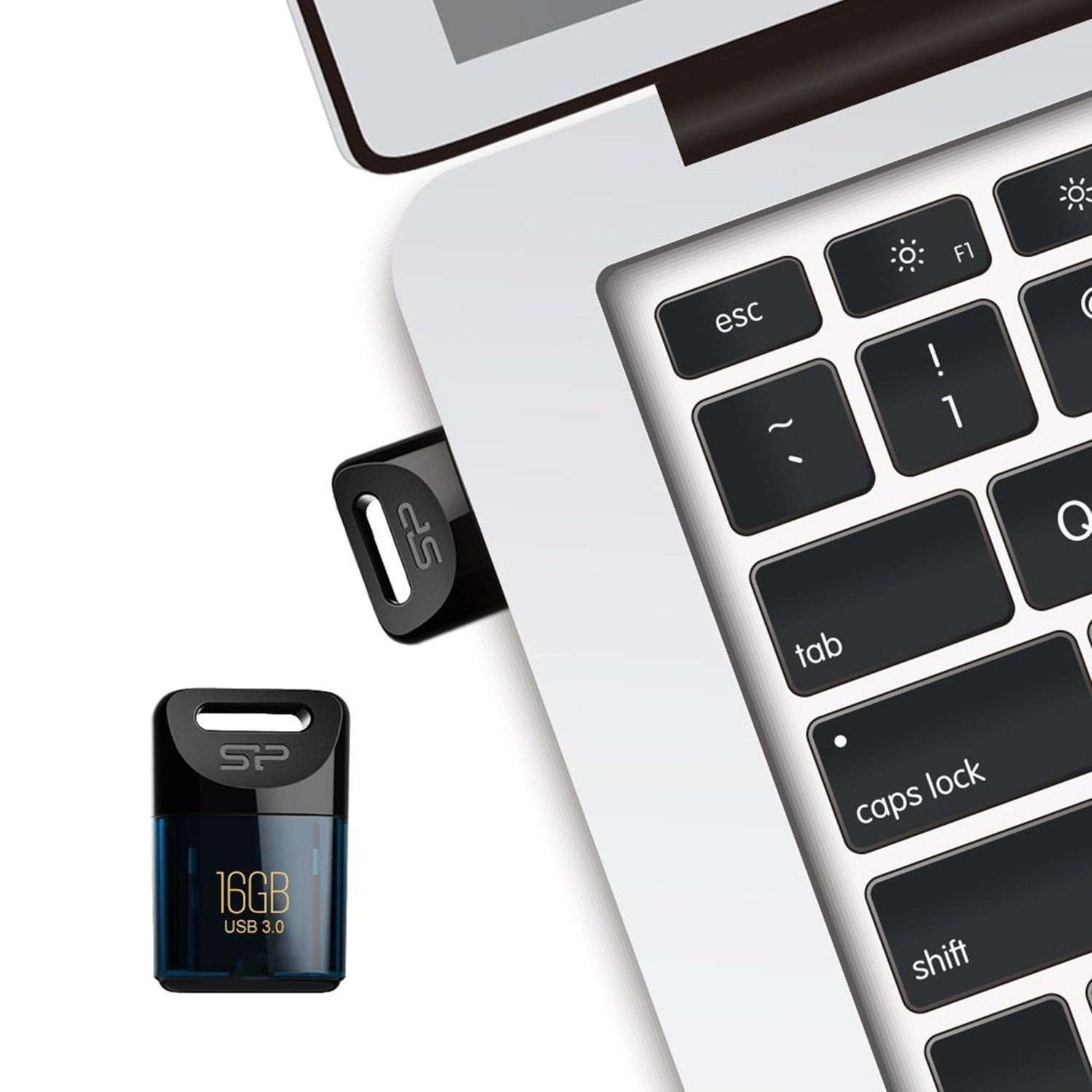 Chiavetta USB nera e blu vicino alla tastiera del laptop, con la scritta 16GB USB 3.0.