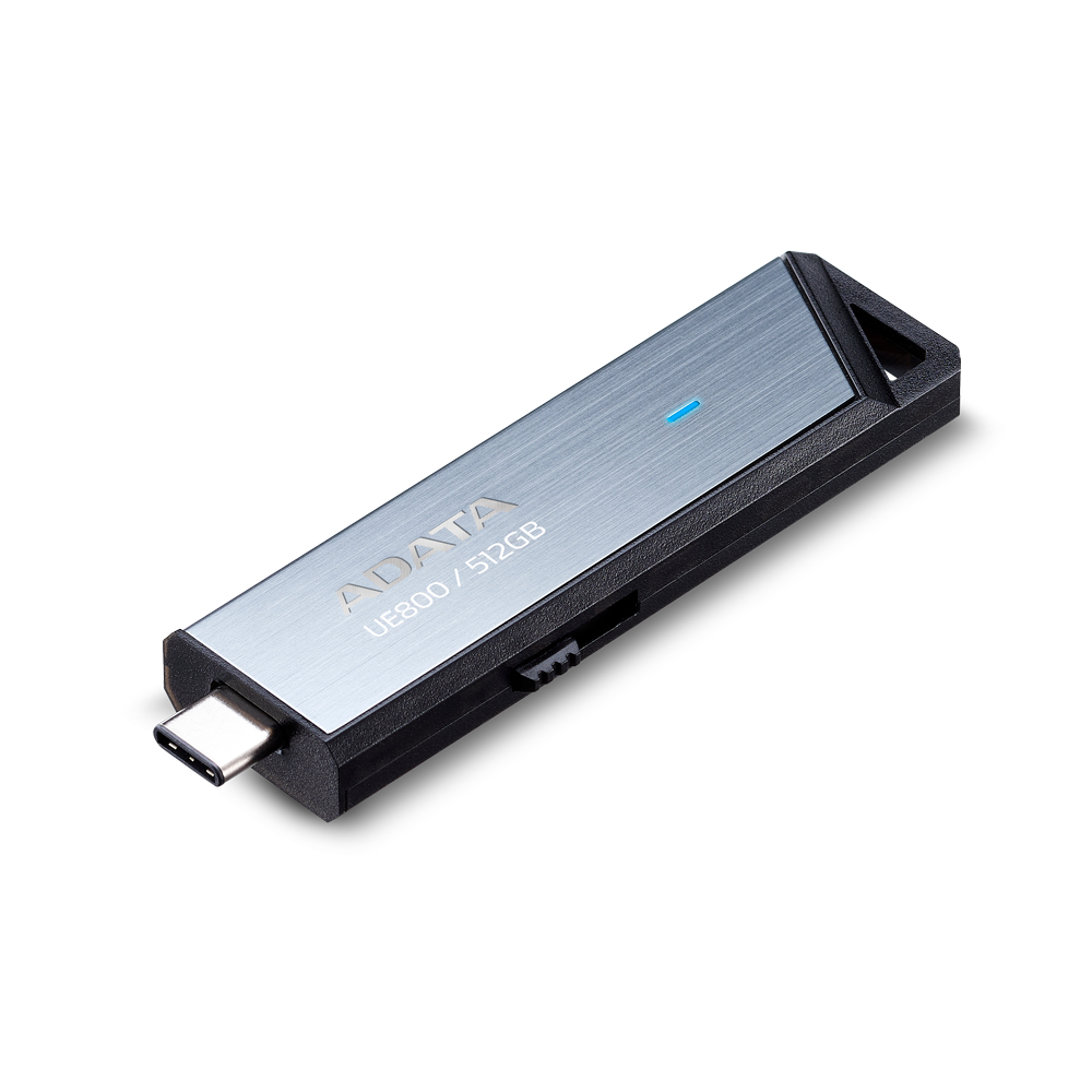 Silberner und schwarzer USB-Stick mit 'ADATA'-Text und einem Typ-C-Anschluss.