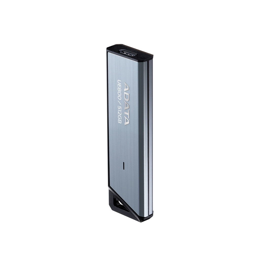 Silberner USB-Stick. Auf dem Etikett steht 'ADATA UE800 / 512GB'. Der Hintergrund ist weiß.