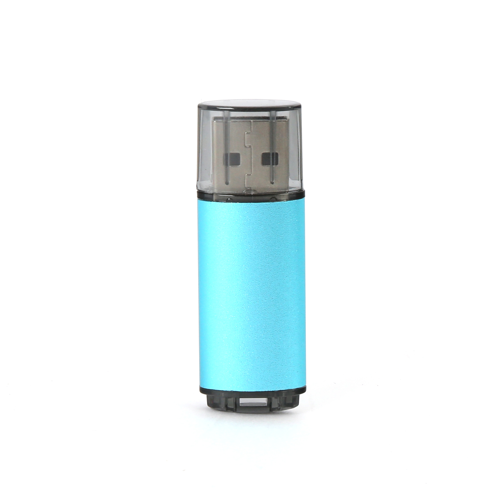 Chiavetta USB azzurra con cappuccio trasparente, su sfondo bianco.