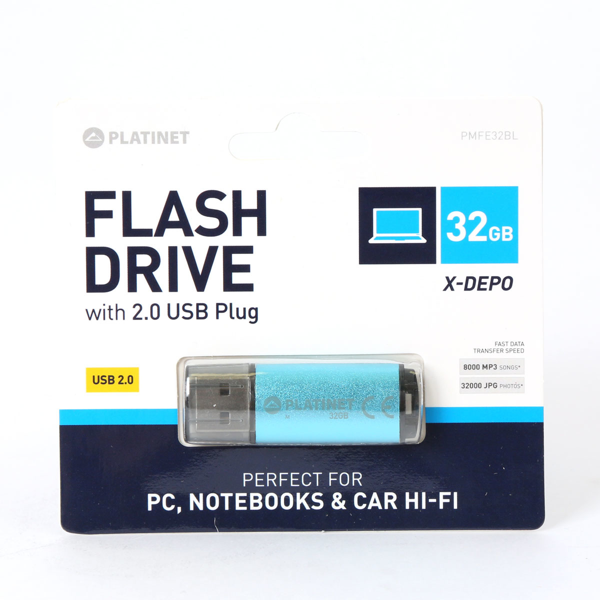 Pacchetto unità flash con unità blu. Il marchio è Platinet, con spina USB 2.0.