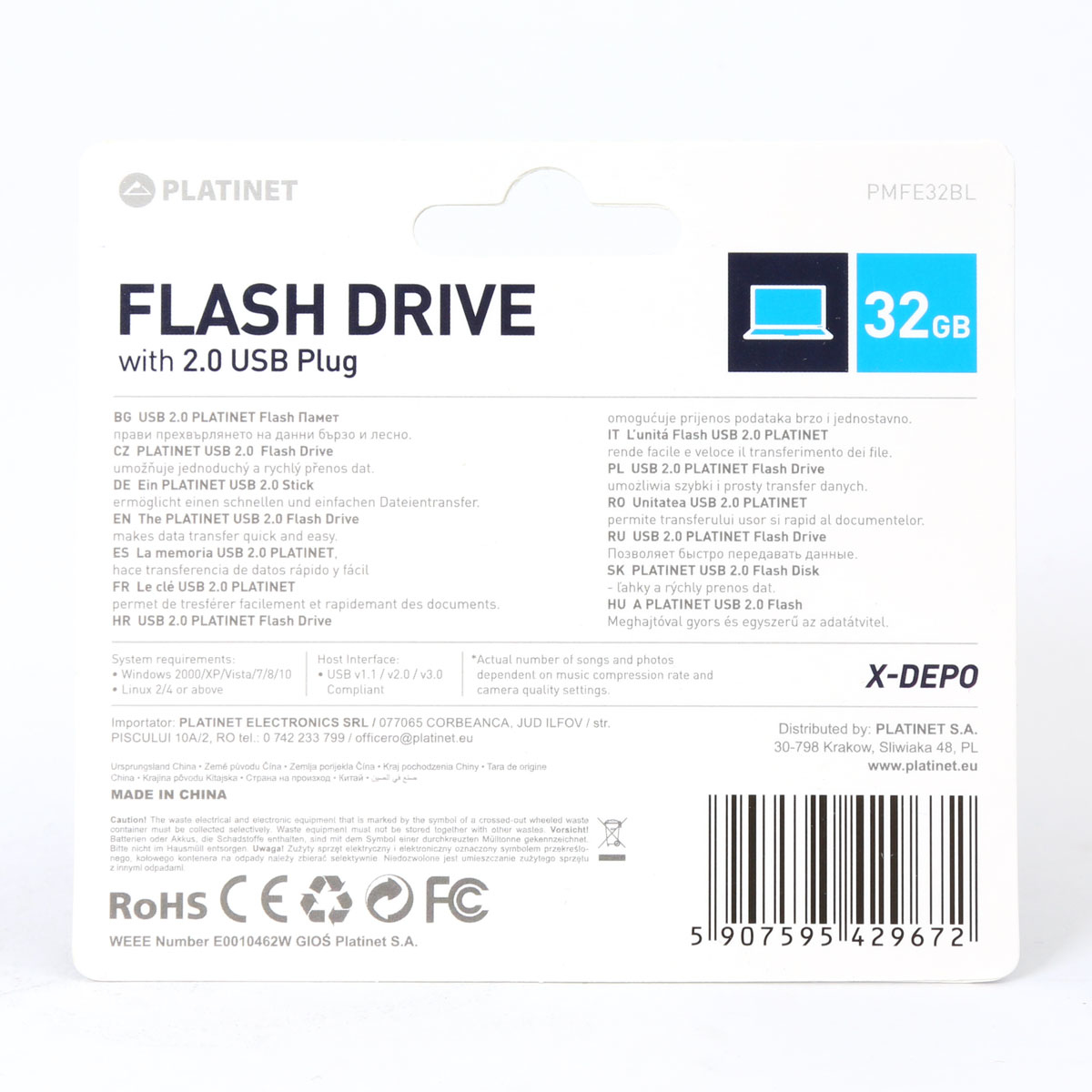Carta bianca con testo sulla chiavetta USB e 32GB. Sfondo bianco.