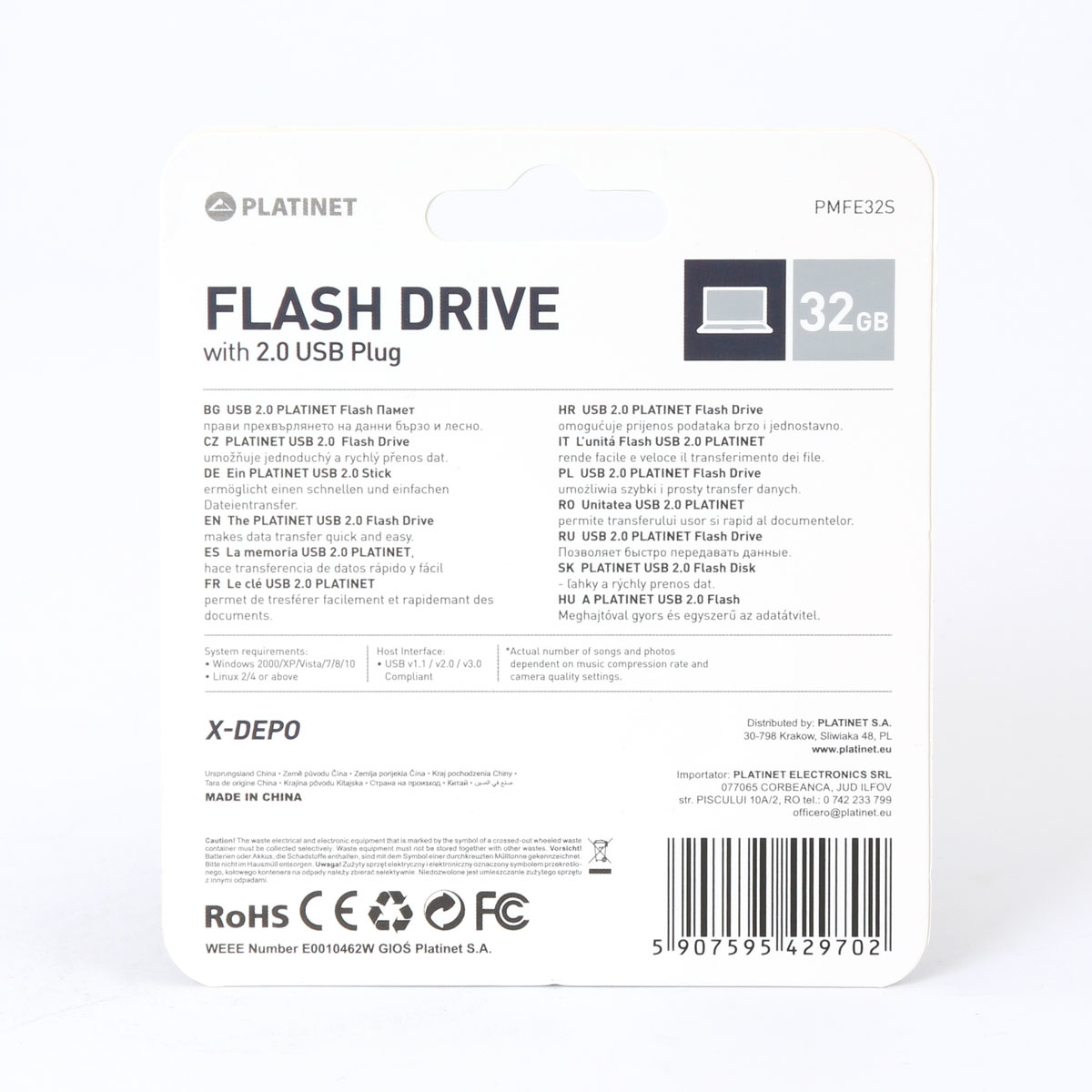 Retro di una confezione di chiavetta USB con testo in più lingue. Sfondo bianco.
