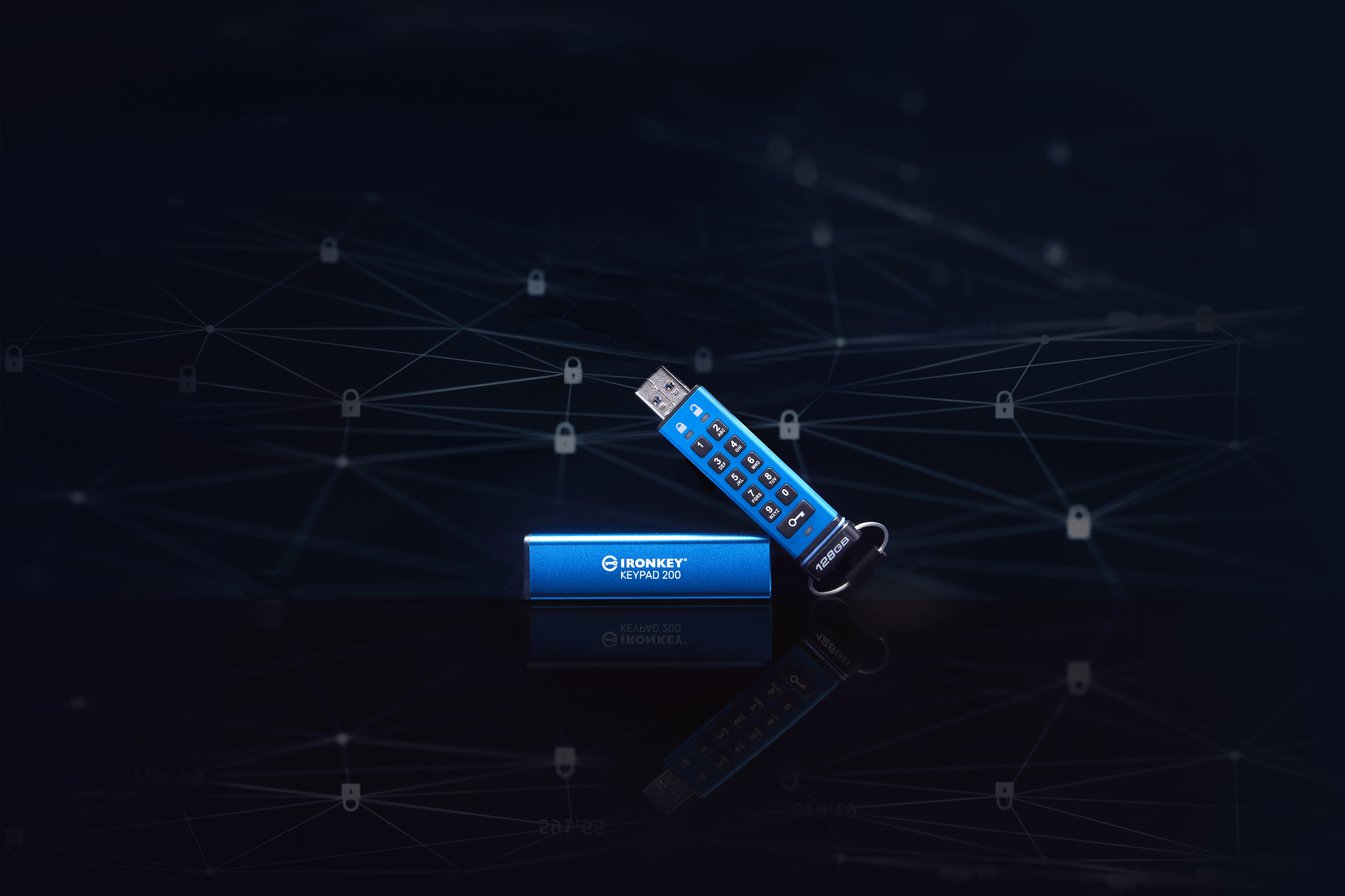 Niebieski Ironkey USB z klawiaturą. Napis 'IRONKEY KEYPAD 200'. Ciemne tło z zamkami.