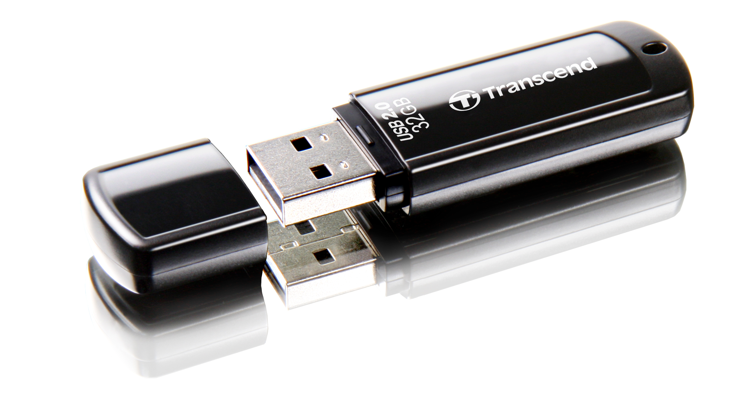 Czarny pendrive Transcend z otwartą nasadką. Pendrive jest czarny.