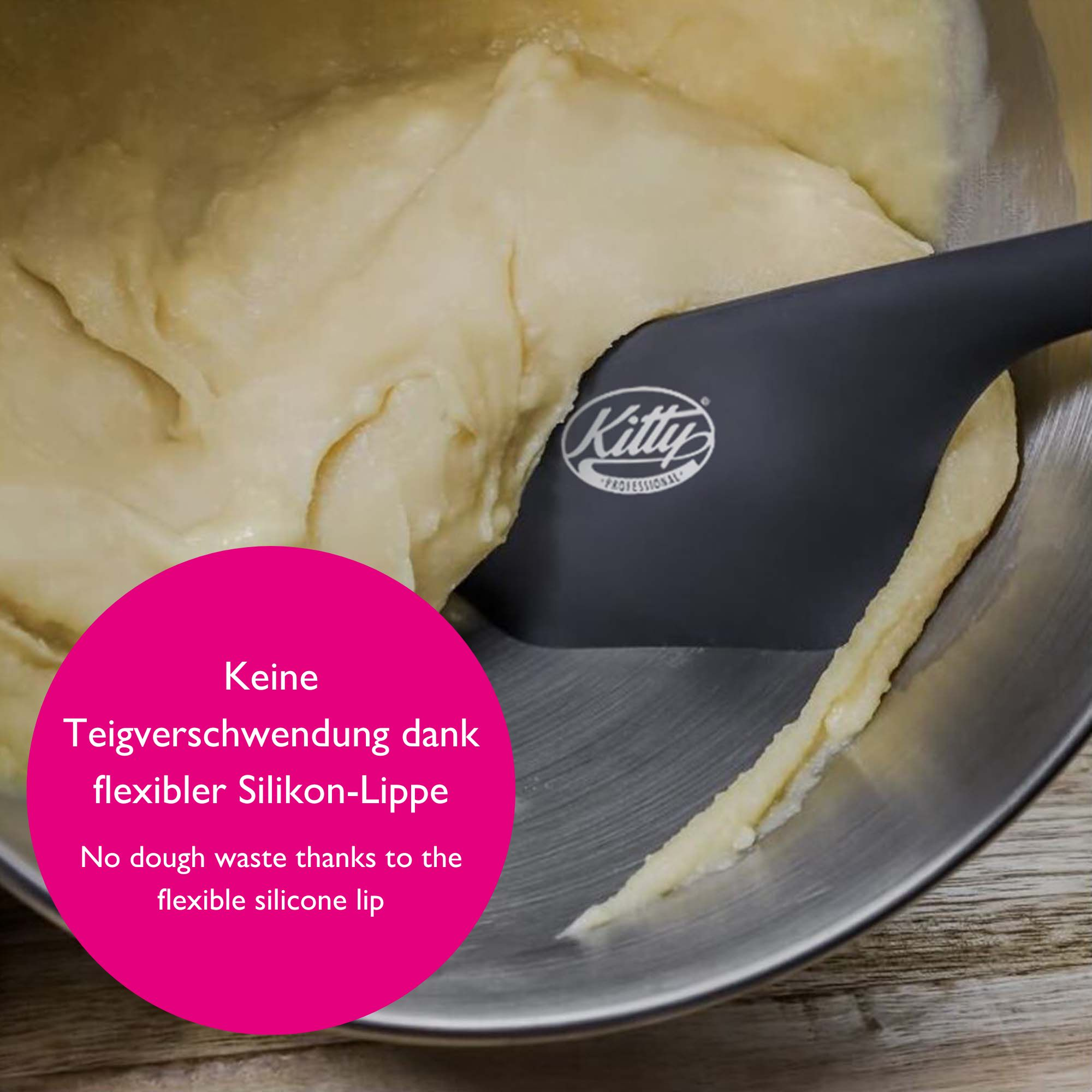 Spatel schabt Teig aus einer silbernen Schüssel. Pinker Kreis mit Text, weißer Hintergrund.