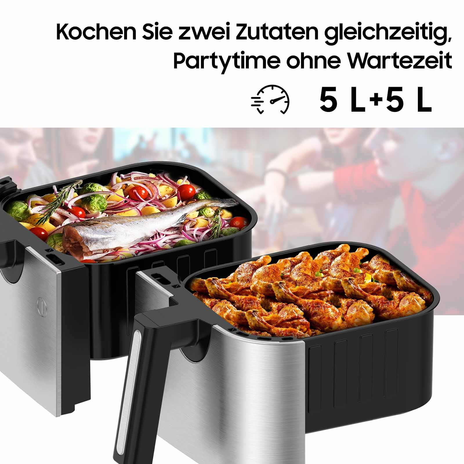 Zwei Heißluftfritteusen, eine mit Essen, mit Text oben. Menschen im Hintergrund.