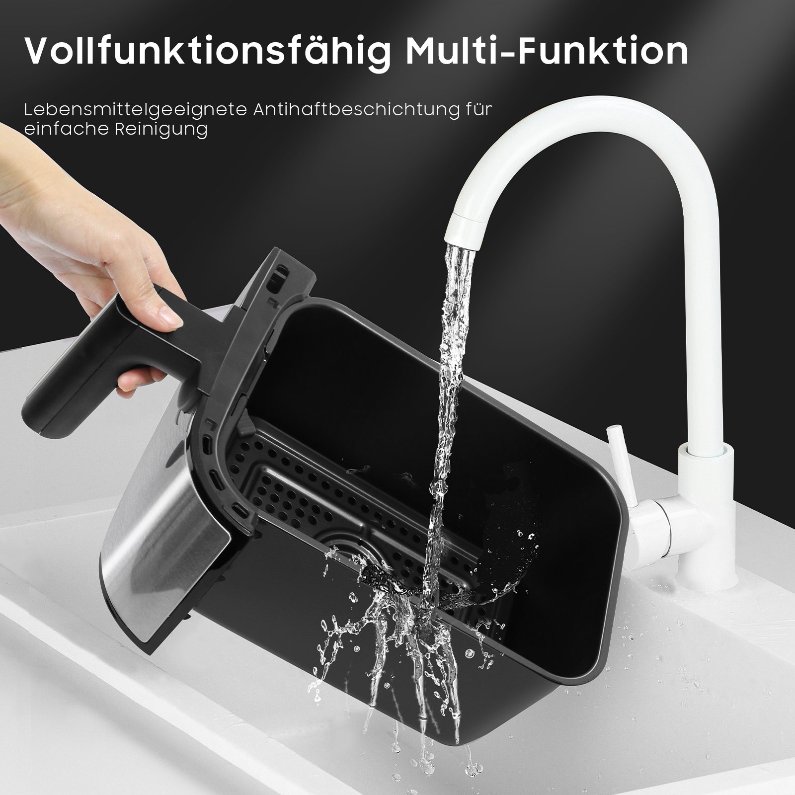 Fritteusenkorb unter Wasserhahn gewaschen, weißes Waschbecken.