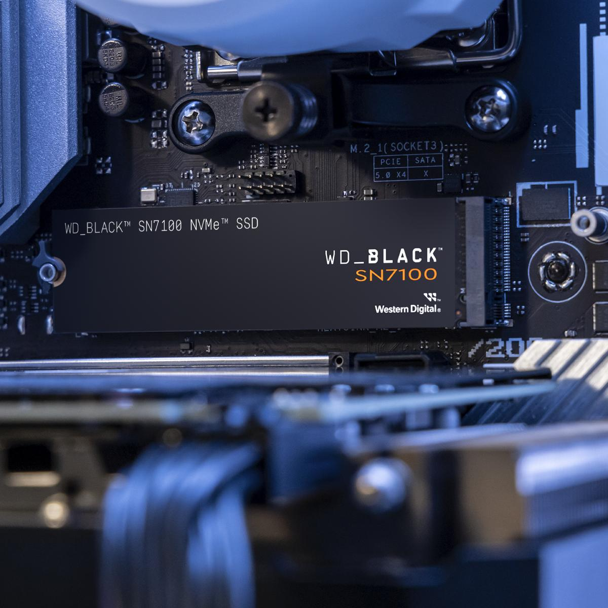 Dysk SSD WD_BLACK SN7100 NVMe zainstalowany w płycie głównej. Widoczne czarne i srebrne elementy.