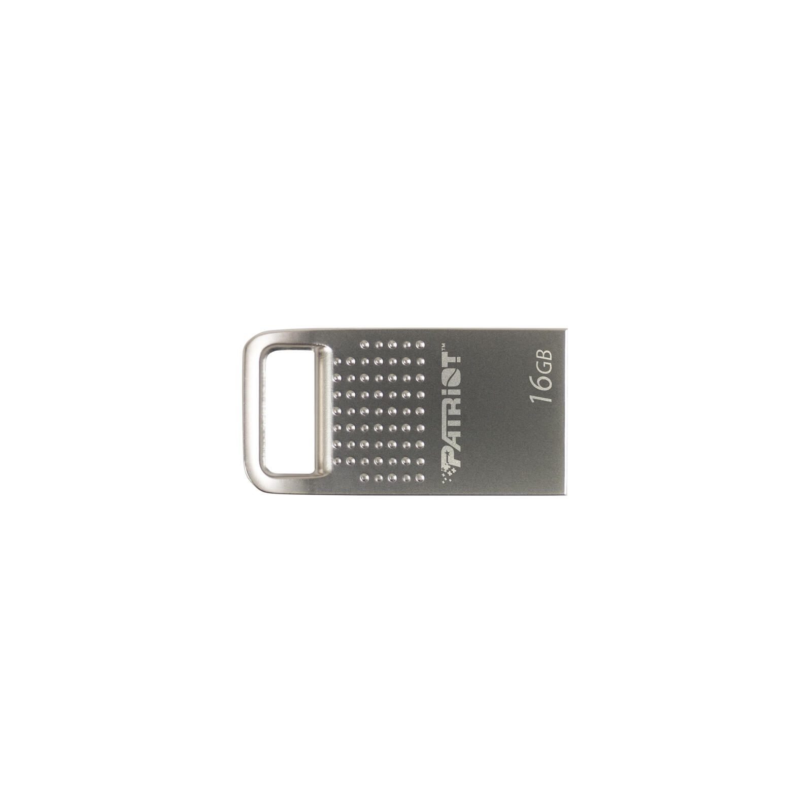 Chiavetta USB argentata con fori e testo. Sfondo bianco.