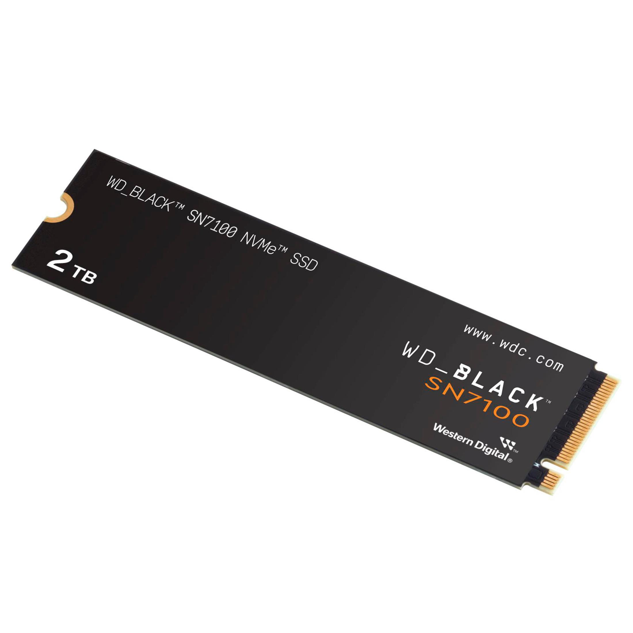 Czarny dysk SSD z 2 TB i WD_BLACK SN7100. Na białej powierzchni.