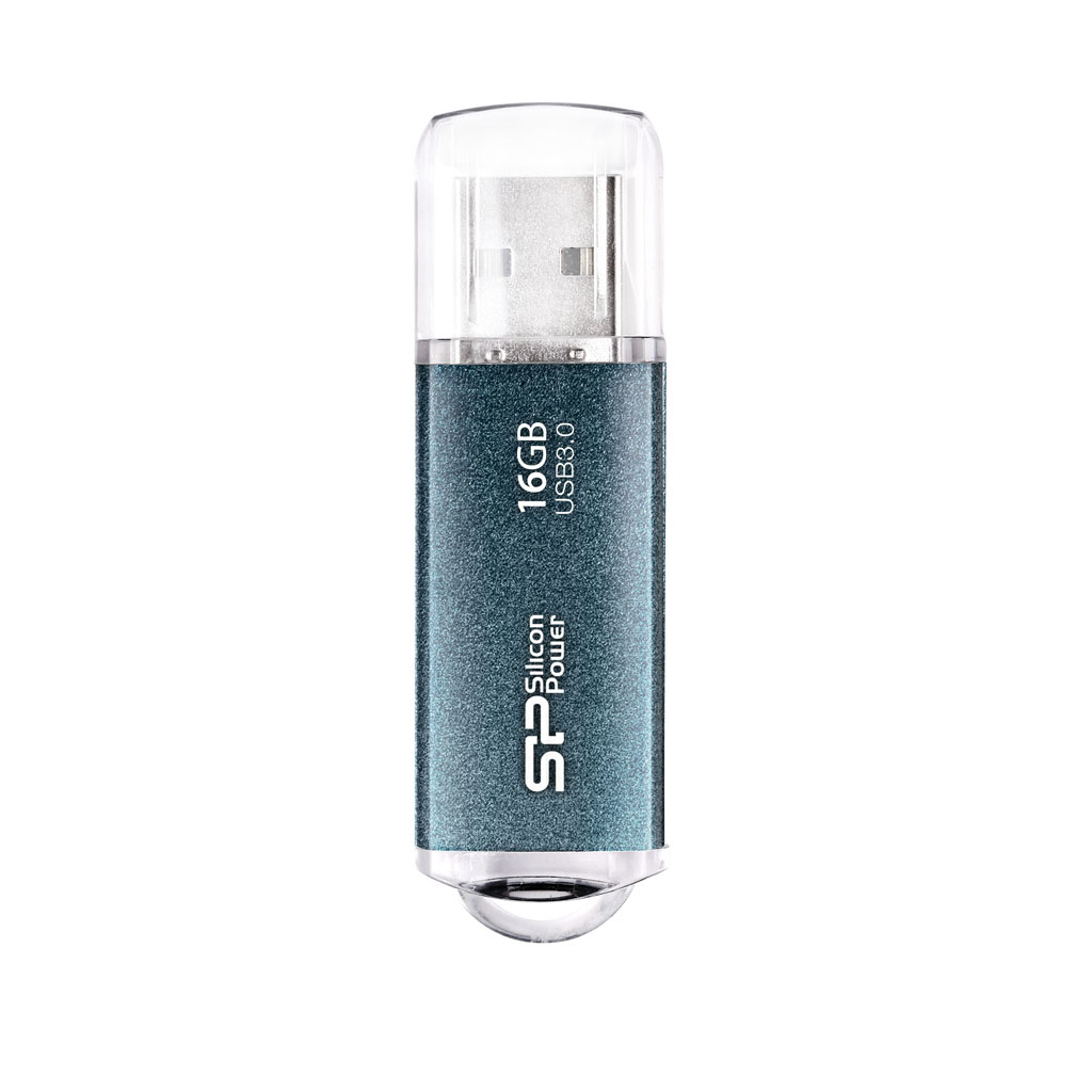 Chiavetta USB SP blu, 16 GB, con tappo trasparente. Isolato su bianco.