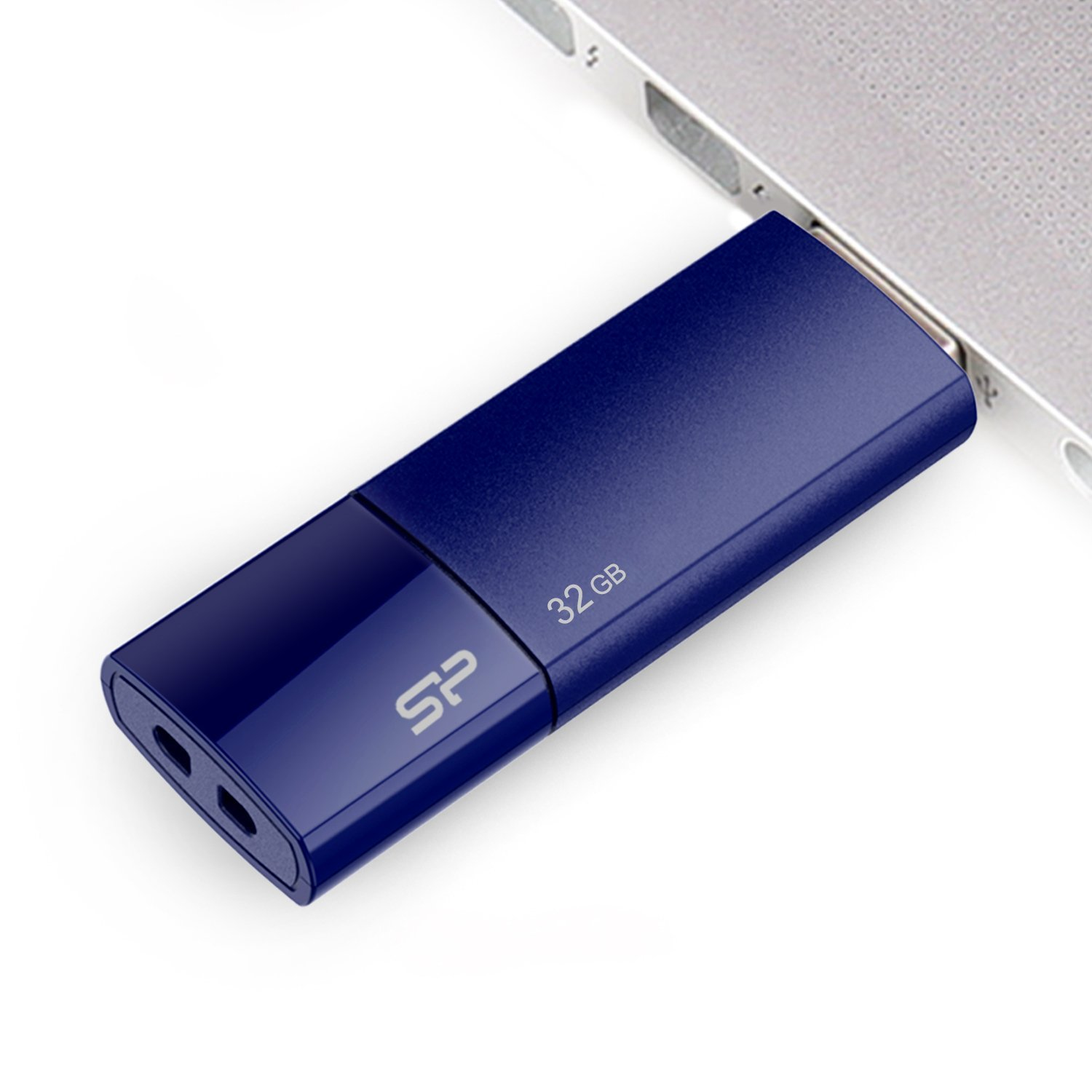 Unità USB SP blu inserita in un laptop. Capacità di 32GB stampata.