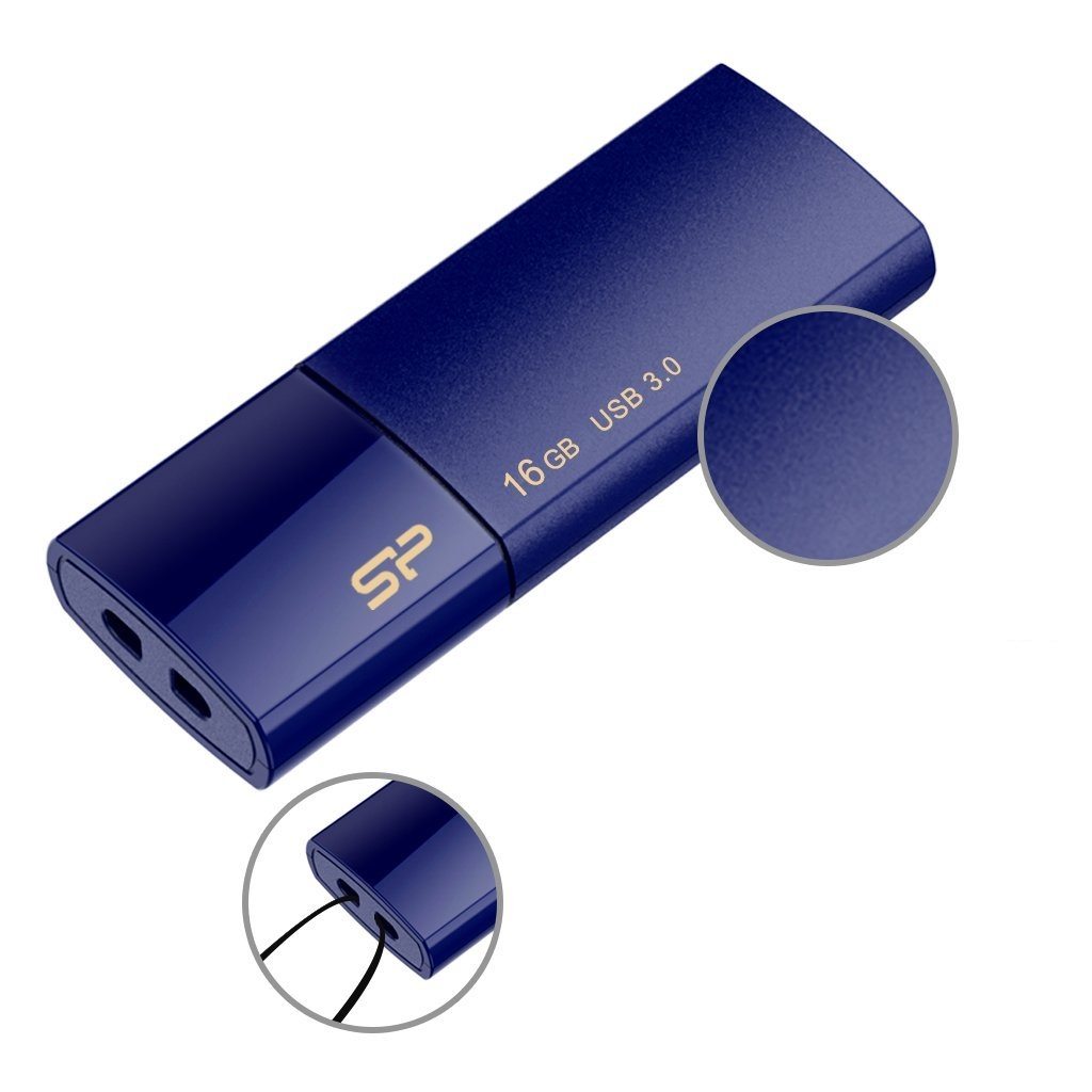 Niebieski pendrive z logo 'SP', etykietą '16 GB USB 3.0'. Pokazano szczegóły tekstury. Białe tło.