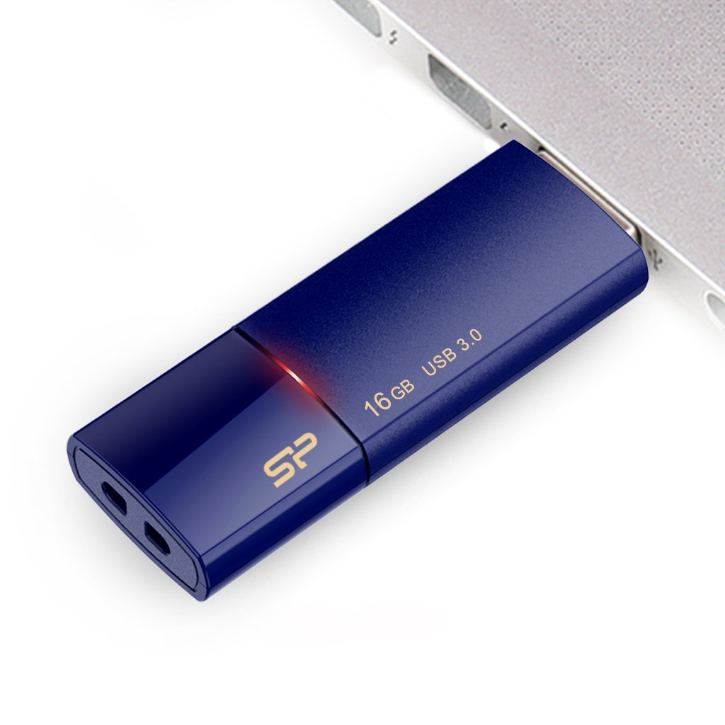 Una chiavetta USB blu è inserita in un laptop, che mostra 16 GB e USB 3.0.